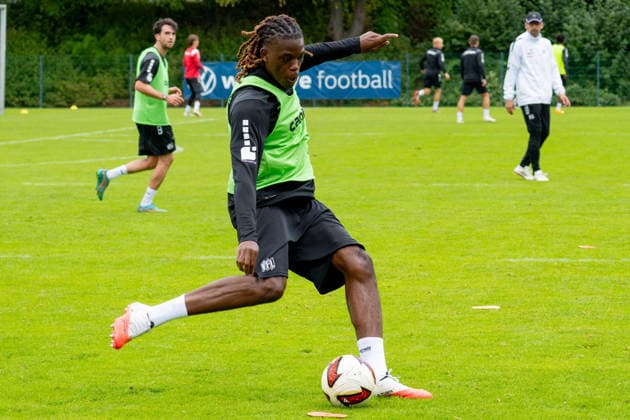 Osnabrueck, Deutschland, 09.09.2026: Elias Bakatukanda (VfL Osnabrueck) in Aktion, am Ball, Einzelaktion waehrend der Trainingseinheit des VfL Osnabrueck im Sportpark Illoshoehe am 09. September 2026 in Osnabrueck, Deutschland. (Foto von Nico Paetzel DeFodi Images) Osnabrueck, Germany, 09.09.2026: Elias Bakatukanda (VfL Osnabrueck) controls the ball during the VfL Osnabrueck training session at Sportpark Illoshoehe on September 09, 2026 in Osnabrueck, Germany. (Photo by Nico Paetzel DeFodi Images) (Photo by Nico Paetzel DeFodi Images) - *** Osnabrück, Germany, September 9, 2026 Elias Bakatukanda of VfL Osnabrück in action, on the ball, individual play during the VfL Osnabrück training session at Sportpark Illoshöhe on September 9, 2026, in Osnabrück, Germany. Photo by Nico Paetzel, DeFodi Images. Osnabrück, Germany, September 9, 2026 Elias Bakatukanda of VfL Osnabrück controls the ball during the VfL Osnabrück training session at Sportpark Illoshöhe on September 9, 2026 in Osnabrück, Germany Photo by Nico Paetzel, DeFodi Images Photo by Nico Paetzel, DeFodi Images