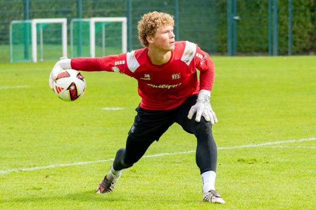 Osnabrueck, Deutschland, 09.09.2026: Torhueter Luca Boeggemann (VfL Osnabrueck) in Aktion, am Ball, Einzelaktion waehrend der Trainingseinheit des VfL Osnabrueck im Sportpark Illoshoehe am 09. September 2026 in Osnabrueck, Deutschland. (Foto von Nico Paetzel DeFodi Images) Osnabrueck, Germany, 09.09.2026: Torhueter Luca Boeggemann (VfL Osnabrueck) controls the ball during the VfL Osnabrueck training session at Sportpark Illoshoehe on September 09, 2026 in Osnabrueck, Germany. (Photo by Nico Paetzel DeFodi Images) (Photo by Nico Paetzel DeFodi Images) - *** Osnabrück, Germany, September 9, 2026: Goalkeeper Luca Boeggemann of VfL Osnabrück in action, on the ball, showing individual skill during the VfL Osnabrück training session at Sportpark Illoshöhe on September 9, 2026, in Osnabrück, Germany. Photo by Nico Paetzel, DeFodi Images. Osnabrück, Germany, September 9, 2026 Goalkeeper Luca Boeggemann of VfL Osnabrück controls the ball during the VfL Osnabrück training session at Sportpark Illoshöhe on September 9, 2026 in Osnabrück, Germany Photo by Nico Paetzel DeFodi Images Photo by Nico Paetzel DeFodi Images