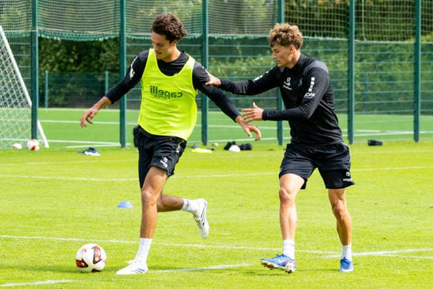 Osnabrueck, Deutschland, 09.09.2026: Theo Janotta (VfL Osnabrueck) und Luca Raimund (VfL Osnabrueck) im Zweikampf waehrend der Trainingseinheit des VfL Osnabrueck im Sportpark Illoshoehe am 09. September 2026 in Osnabrueck, Deutschland. (Foto von Nico Paetzel DeFodi Images) Osnabrueck, Germany, 09.09.2026: Theo Janotta (VfL Osnabrueck) und Luca Raimund (VfL Osnabrueck) battle for the ball during the VfL Osnabrueck training session at Sportpark Illoshoehe on September 09, 2026 in Osnabrueck, Germany. (Photo by Nico Paetzel DeFodi Images) (Photo by Nico Paetzel DeFodi Images) - *** Osnabrück, Germany, September 9, 2026 Theo Janotta of VfL Osnabrück and Luca Raimund of VfL Osnabrück go head-to-head during a VfL Osnabrück training session at Sportpark Illoshöhe on September 9, 2026, in Osnabrück, Germany Photo by Nico Paetzel, DeFodi Images Osnabrück, Germany, September 9, 2026 Theo Janotta of VfL Osnabrück and Luca Raimund of VfL Osnabrück battle for the ball during the VfL Osnabrück training session at Sportpark Illoshöhe on September 9, 2026 in Osnabrück, Germany Photo by Nico Paetzel, DeFodi Images Photo by Nico Paetzel, DeFodi Images