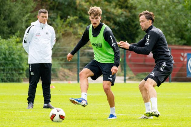 Osnabrueck, Deutschland, 09.09.2026: Luca Raimund (VfL Osnabrueck) und Jannik Mueller (VfL Osnabrueck) im Zweikampf waehrend der Trainingseinheit des VfL Osnabrueck im Sportpark Illoshoehe am 09. September 2026 in Osnabrueck, Deutschland. (Foto von Nico Paetzel DeFodi Images) Osnabrueck, Germany, 09.09.2026: Luca Raimund (VfL Osnabrueck) und Jannik Mueller (VfL Osnabrueck) battle for the ball during the VfL Osnabrueck training session at Sportpark Illoshoehe on September 09, 2026 in Osnabrueck, Germany. (Photo by Nico Paetzel DeFodi Images) (Photo by Nico Paetzel DeFodi Images) - *** Osnabrück, Germany, September 9, 2026 Luca Raimund of VfL Osnabrück and Jannik Mueller of VfL Osnabrück go head-to-head during a VfL Osnabrück training session at Sportpark Illoshöhe on September 9, 2026, in Osnrueck, Germany. Photo by Nico Paetzel, DeFodi Images. Osnabrück, Germany, September 9, 2026 Luca Raimund of VfL Osnabrück and Jannik Mueller of VfL Osnabrück battle for the ball during the VfL Osnabrück training session at Sportpark Illoshöhe on September 9, 2026 in Osnabrück, Germany. Photo by Nico Paetzel, DeFodi Images. Photo by Nico Paetzel, DeFodi Images