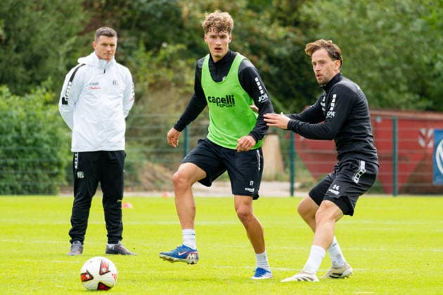 Osnabrueck, Deutschland, 09.09.2026: Luca Raimund (VfL Osnabrueck) und Jannik Mueller (VfL Osnabrueck) im Zweikampf waehrend der Trainingseinheit des VfL Osnabrueck im Sportpark Illoshoehe am 09. September 2026 in Osnabrueck, Deutschland. (Foto von Nico Paetzel DeFodi Images) Osnabrueck, Germany, 09.09.2026: Luca Raimund (VfL Osnabrueck) und Jannik Mueller (VfL Osnabrueck) battle for the ball during the VfL Osnabrueck training session at Sportpark Illoshoehe on September 09, 2026 in Osnabrueck, Germany. (Photo by Nico Paetzel DeFodi Images) (Photo by Nico Paetzel DeFodi Images) - *** Osnabrück, Germany, September 9, 2026 Luca Raimund of VfL Osnabrück and Jannik Mueller of VfL Osnabrück go head-to-head during a VfL Osnabrück training session at Sportpark Illoshöhe on September 9, 2026, in Osnrueck, Germany. Photo by Nico Paetzel, DeFodi Images. Osnabrück, Germany, September 9, 2026 Luca Raimund of VfL Osnabrück and Jannik Mueller of VfL Osnabrück battle for the ball during the VfL Osnabrück training session at Sportpark Illoshöhe on September 9, 2026 in Osnabrück, Germany. Photo by Nico Paetzel, DeFodi Images. Photo by Nico Paetzel, DeFodi Images