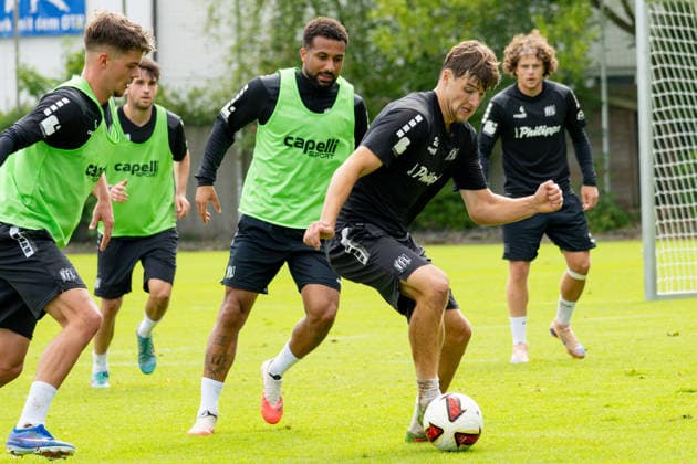 Osnabrueck, Deutschland, 09.09.2026: Jonathan Wensing (VfL Osnabrueck), Daniel Kyereh (VfL Osnabrueck) und Bernd Riesselmann (VfL Osnabrueck) im Zweikampf waehrend der Trainingseinheit des VfL Osnabrueck im Sportpark Illoshoehe am 09. September 2026 in Osnabrueck, Deutschland. (Foto von Nico Paetzel DeFodi Images) Osnabrueck, Germany, 09.09.2026: Jonathan Wensing (VfL Osnabrueck), Daniel Kyereh (VfL Osnabrueck) und Bernd Riesselmann (VfL Osnabrueck) battle for the ball during the VfL Osnabrueck training session at Sportpark Illoshoehe on September 09, 2026 in Osnabrueck, Germany. (Photo by Nico Paetzel DeFodi Images) (Photo by Nico Paetzel DeFodi Images) - *** Osnabrück, Germany, September 9, 2026 Jonathan Wensing, VfL Osnabrück, Daniel Kyereh of VfL Osnabrück and Bernd Riesselmann of VfL Osnabrück in a tackle during a VfL Osnabrück training session at Sportpark Illoshöhe on September 9, 2026, in Osnabrück, Germany. Photo by Nico Paetzel, DeFodi Images. Osnabrück, Germany, September 9, 2026. Jonathan Wensing (VfL Osnabrück), Daniel Kyereh of VfL Osnabrück and Bernd Riesselmann of VfL Osnabrück battle for the ball during the VfL Osnabrück training session at Sportpark Illoshöhe on September 9, 2026 in Osnabrück, Germany Photo by Nico Paetzel, DeFodi Images Photo by Nico Paetzel, DeFodi Images
