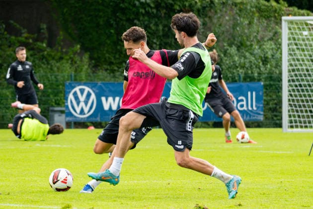 Osnabrueck, Deutschland, 09.09.2026: Konrad Faber (VfL Osnabrueck) und Leon Flach (VfL Osnabrueck) im Zweikampf waehrend der Trainingseinheit des VfL Osnabrueck im Sportpark Illoshoehe am 09. September 2026 in Osnabrueck, Deutschland. (Foto von Nico Paetzel DeFodi Images) Osnabrueck, Germany, 09.09.2026: Konrad Faber (VfL Osnabrueck) und Leon Flach (VfL Osnabrueck) battle for the ball during the VfL Osnabrueck training session at Sportpark Illoshoehe on September 09, 2026 in Osnabrueck, Germany. (Photo by Nico Paetzel DeFodi Images) (Photo by Nico Paetzel DeFodi Images) - *** Osnabrück, Germany, September 9, 2026 Konrad Faber of VfL Osnabrück and Leon Flach of VfL Osnabrück in a one-on-one battle during a VfL Osnabrück training session at Sportpark Illoshöhe on September 9, 2026, in Osnabrck, Germany. Photo by Nico Paetzel, DeFodi Images. Osnabrück, Germany, September 9, 2026 Konrad Faber of VfL Osnabrück and Leon Flach of VfL Osnabrück battle for the ball during the VfL Osnabrück training session at Sportpark Illoshöhe on September 9, 2026 in Osnabrück, Germany Photo by Nico Paetzel, DeFodi Images Photo by Nico Paetzel, DeFodi Images