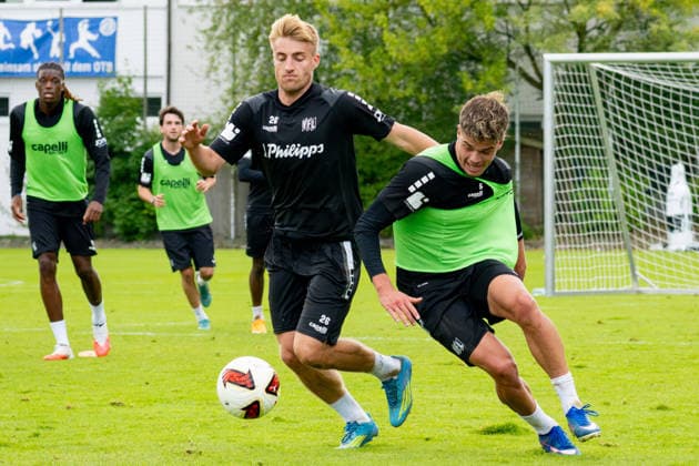 Osnabrueck, Deutschland, 09.09.2026: Fridolin Wagner (VfL Osnabrueck) und Jonathan Wensing (VfL Osnabrueck) im Zweikampf waehrend der Trainingseinheit des VfL Osnabrueck im Sportpark Illoshoehe am 09. September 2026 in Osnabrueck, Deutschland. (Foto von Nico Paetzel DeFodi Images) Osnabrueck, Germany, 09.09.2026: Fridolin Wagner (VfL Osnabrueck) und Jonathan Wensing (VfL Osnabrueck) battle for the ball during the VfL Osnabrueck training session at Sportpark Illoshoehe on September 09, 2026 in Osnabrueck, Germany. (Photo by Nico Paetzel DeFodi Images) (Photo by Nico Paetzel DeFodi Images) - *** Osnabrück, Germany, September 9, 2026: Fridolin Wagner of VfL Osnabrück and Jonathan Wensing of VfL Osnabrück go head-to-head during a training session at Sportpark Illoshöhe on September 9, 2026, in Osnabrück, Germany. Photo by Nico Paetzel, DeFodi Images. Osnabrück, Germany, September 9, 2026: Fridolin Wagner of VfL Osnabrück and Jonathan Wensing of VfL Osnabrück battle for the ball during the VfL Osnabrück training session at Sportpark Illoshöhe on September 9, 2026 in Osnabrück, Germany Photo by Nico Paetzel DeFodi Images Photo by Nico Paetzel DeFodi Images
