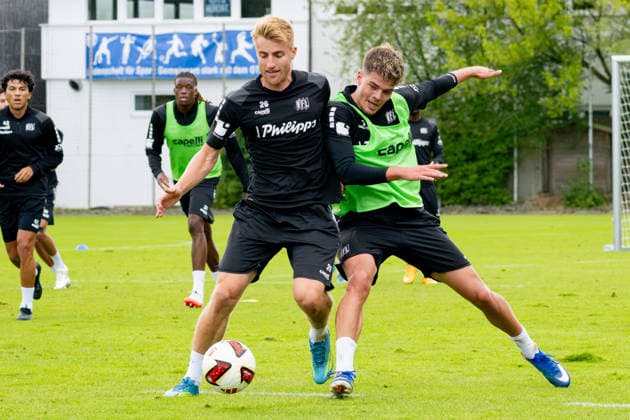 Osnabrueck, Deutschland, 09.09.2026: Fridolin Wagner (VfL Osnabrueck) und Jonathan Wensing (VfL Osnabrueck) im Zweikampf waehrend der Trainingseinheit des VfL Osnabrueck im Sportpark Illoshoehe am 09. September 2026 in Osnabrueck, Deutschland. (Foto von Nico Paetzel DeFodi Images) Osnabrueck, Germany, 09.09.2026: Fridolin Wagner (VfL Osnabrueck) und Jonathan Wensing (VfL Osnabrueck) battle for the ball during the VfL Osnabrueck training session at Sportpark Illoshoehe on September 09, 2026 in Osnabrueck, Germany. (Photo by Nico Paetzel DeFodi Images) (Photo by Nico Paetzel DeFodi Images) - *** Osnabrück, Germany, September 9, 2026: Fridolin Wagner of VfL Osnabrück and Jonathan Wensing of VfL Osnabrück go head-to-head during a training session at Sportpark Illoshöhe on September 9, 2026, in Osnabrück, Germany. Photo by Nico Paetzel, DeFodi Images. Osnabrück, Germany, September 9, 2026: Fridolin Wagner of VfL Osnabrück and Jonathan Wensing of VfL Osnabrück battle for the ball during the VfL Osnabrück training session at Sportpark Illoshöhe on September 9, 2026 in Osnabrück, Germany Photo by Nico Paetzel DeFodi Images Photo by Nico Paetzel DeFodi Images