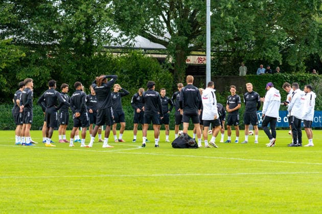 Osnabrueck, Deutschland, 09.09.2026: . Die Spieler vom VfL Osnabrueck bilden einen Teamkreis waehrend der Trainingseinheit des VfL Osnabrueck im Sportpark Illoshoehe am 09. September 2026 in Osnabrueck, Deutschland. (Foto von Nico Paetzel DeFodi Images) Osnabrueck, Germany, 09.09.2026: . Players from VfL Osnabrueck form a circle during the VfL Osnabrueck training session at Sportpark Illoshoehe on September 09, 2026 in Osnabrueck, Germany. (Photo by Nico Paetzel DeFodi Images) (Photo by Nico Paetzel DeFodi Images) - *** Osnabrück, Germany, September 9, 2026 Players from VfL Osnabrück form a team circle during a VfL Osnabrück training session at Sportpark Illoshöhe on September 9, 2026, in Osnabrück, Germany Photo by Nico Paetzel DeFodi Images Osnabrück, Germany, September 9, 2026 Players from VfL Osnabrück form a circle during the VfL Osnabrück training session at Sportpark Illoshöhe on September 9, 2026 in Osnabrück, Germany Photo by Nico Paetzel DeFodi Images Photo by Nico Paetzel DeFodi Images