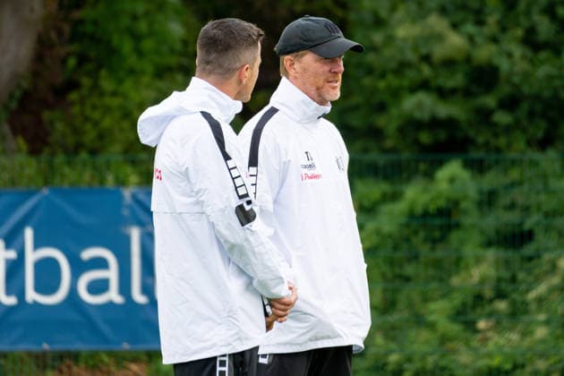 Osnabrueck, Deutschland, 09.09.2026: Trainer Timo Schultz (VfL Osnabrueck) schaut waehrend der Trainingseinheit des VfL Osnabrueck im Sportpark Illoshoehe am 09. September 2026 in Osnabrueck, Deutschland. (Foto von Nico Paetzel DeFodi Images) Osnabrueck, Germany, 09.09.2026: Trainer Timo Schultz (VfL Osnabrueck) looks on during the VfL Osnabrueck training session at Sportpark Illoshoehe on September 09, 2026 in Osnabrueck, Germany. (Photo by Nico Paetzel DeFodi Images) (Photo by Nico Paetzel DeFodi Images) - *** Osnabrück, Germany, September 9, 2026: VfL Osnabrück coach Timo Schultz watches during the VfL Osnabrück training session at Sportpark Illoshöhe on September 9, 2026, in Osnabrück, Germany Photo by Nico Paetzel DeFodi Images Osnabrück, Germany, September 9, 2026 Coach Timo Schultz of VfL Osnabrück looks on during the VfL Osnabrück training session at Sportpark Illoshöhe on September 9, 2026 in Osnabrück, Germany Photo by Nico Paetzel, DeFodi Images Photo by Nico Paetzel, DeFodi Images