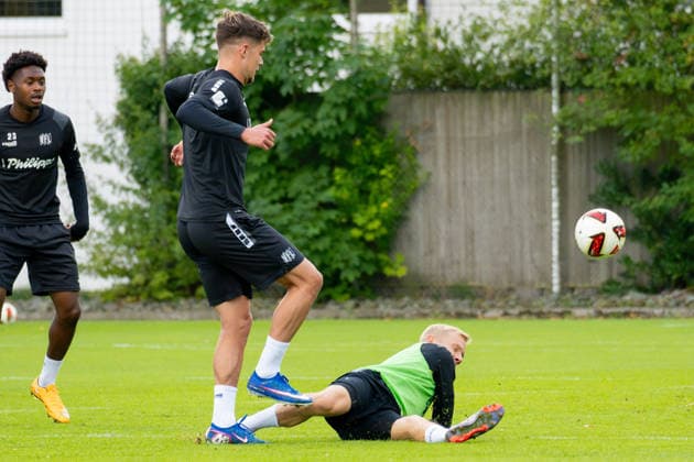 Osnabrueck, Deutschland, 09.09.2026: Jonathan Wensing (VfL Osnabrueck) und Bryan Henning (VfL Osnabrueck) im Zweikampf waehrend der Trainingseinheit des VfL Osnabrueck im Sportpark Illoshoehe am 09. September 2026 in Osnabrueck, Deutschland. (Foto von Nico Paetzel DeFodi Images) Osnabrueck, Germany, 09.09.2026: Jonathan Wensing (VfL Osnabrueck) und Bryan Henning (VfL Osnabrueck) battle for the ball during the VfL Osnabrueck training session at Sportpark Illoshoehe on September 09, 2026 in Osnabrueck, Germany. (Photo by Nico Paetzel DeFodi Images) (Photo by Nico Paetzel DeFodi Images) - *** Osnabrück, Germany, September 9, 2026 Jonathan Wensing of VfL Osnabrück and Bryan Henning of VfL Osnabrück in a tackle during a VfL Osnabrück training session at Sportpark Illoshöhe on September 9, 2026, in Osnabrück, Germany Photo by Nico Paetzel, DeFodi Images Osnabrück, Germany, September 9, 2026 Jonathan Wensing of VfL Osnabrück and Bryan Henning of VfL Osnabrück battle for the ball during the VfL Osnabrück training session at Sportpark Illoshöhe on September 9, 2026 in Osnabrück, Germany Photo by Nico Paetzel, DeFodi Images Photo by Nico Paetzel, DeFodi Images