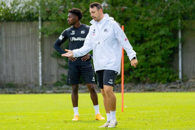 Osnabrueck, Deutschland, 09.09.2026: Co-Trainer Frithjof Hansen (VfL Osnabrueck) gestikuliert waehrend der Trainingseinheit des VfL Osnabrueck im Sportpark Illoshoehe am 09. September 2026 in Osnabrueck, Deutschland. (Foto von Nico Paetzel DeFodi Images) Osnabrueck, Germany, 09.09.2026: Co-Trainer Frithjof Hansen (VfL Osnabrueck) gestures during the VfL Osnabrueck training session at Sportpark Illoshoehe on September 09, 2026 in Osnabrueck, Germany. (Photo by Nico Paetzel DeFodi Images) (Photo by Nico Paetzel DeFodi Images) - *** Osnabrück, Germany, September 9, 2026: VfL Osnabrück assistant coach Frithjof Hansen gestures during a VfL Osnabrück training session at Sportpark Illoshöhe on September 9, 2026, in Osnabrück, Germany. Photo by Nico Paetzel, DeFodi Images. Osnabrück, Germany, September 9, 2026. VfL Osnabrück assistant coach Frithjof Hansen gestures during the VfL Osnabrück training session at Sportpark Illoshöhe on September 9, 2026 in Osnabrück, Germany Photo by Nico Paetzel, DeFodi Images Photo by Nico Paetzel, DeFodi Images