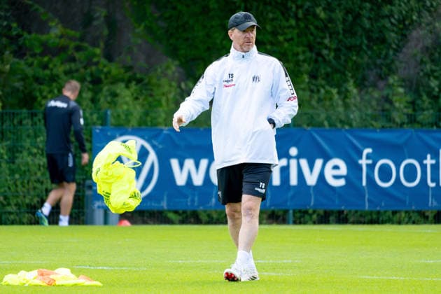 Osnabrueck, Deutschland, 09.09.2026: Trainer Timo Schultz (VfL Osnabrueck) schaut waehrend der Trainingseinheit des VfL Osnabrueck im Sportpark Illoshoehe am 09. September 2026 in Osnabrueck, Deutschland. (Foto von Nico Paetzel DeFodi Images) Osnabrueck, Germany, 09.09.2026: Trainer Timo Schultz (VfL Osnabrueck) looks on during the VfL Osnabrueck training session at Sportpark Illoshoehe on September 09, 2026 in Osnabrueck, Germany. (Photo by Nico Paetzel DeFodi Images) (Photo by Nico Paetzel DeFodi Images) - *** Osnabrück, Germany, September 9, 2026: Coach Timo Schultz of VfL Osnabrück watches during the VfL Osnabrück training session at Sportpark Illoshöhe on September 9, 2026, in Osnabrück, Germany Photo by Nico Paetzel DeFodi Images Osnabrück, Germany, September 9, 2026 Coach Timo Schultz of VfL Osnabrück looks on during the VfL Osnabrück training session at Sportpark Illoshöhe on September 9, 2026 in Osnabrück, Germany Photo by Nico Paetzel, DeFodi Images Photo by Nico Paetzel, DeFodi Images