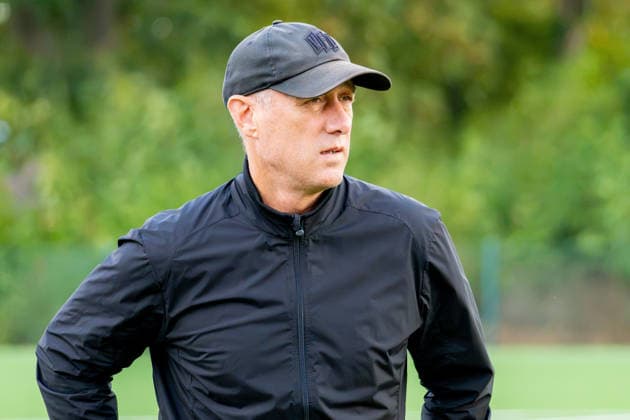 Osnabrueck, Deutschland, 09.09.2026: Direktor Profifussball Joe Enochs (VfL Osnabrueck) schaut waehrend der Trainingseinheit des VfL Osnabrueck im Sportpark Illoshoehe am 09. September 2026 in Osnabrueck, Deutschland. (Foto von Nico Paetzel DeFodi Images) Osnabrueck, Germany, 09.09.2026: Direktor Profifussball Joe Enochs (VfL Osnabrueck) looks on during the VfL Osnabrueck training session at Sportpark Illoshoehe on September 09, 2026 in Osnabrueck, Germany. (Photo by Nico Paetzel DeFodi Images) (Photo by Nico Paetzel DeFodi Images) - *** Osnabrück, Germany, September 9, 2026: Joe Enochs, Director of Professional Soccer for VfL Osnabrück, watches during a VfL Osnabrück training session at Sportpark Illoshöhe on September 9, 2026, in Osnabrück, Germany Photo by Nico Paetzel DeFodi Images Osnabrück, Germany, September 9, 2026 Joe Enochs, Director of Professional Soccer at VfL Osnabrück, looks on during the VfL Osnabrück training session at Sportpark Illoshöhe on September 9, 2026 in Osnabrück, Germany Photo by Nico Paetzel, DeFodi Images Photo by Nico Paetzel, DeFodi Images
