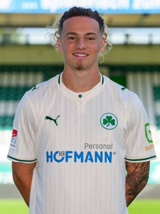 08.09.2026 - SpVgg Greuther Fürth ( Kleeblatt Spielvereinigung ) - 2. BL Fussball Bundesliga - Saison 2026 2027 - Fototermin Porträttermin Vorstellung Präsentation Pressetermin - - Einzelbild Einzelfoto Portrait Porträt Kopfbild - Mika Wallentowitz (21, SpVgg Greuther Fürth ) *** September 8, 2026 SpVgg Greuther Fürth Kleeblatt Spielvereinigung 2nd Division Soccer Bundesliga 2026–2027 Season Photo Op Portrait Session Introduction Presentation Press Conference Single Image Individual Photo Portrait Headshot Mika Wallentowitz, 21, SpVgg Greuther Fürth