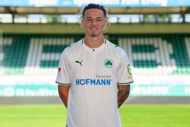 08.09.2026 - SpVgg Greuther Fürth ( Kleeblatt Spielvereinigung ) - 2. BL Fussball Bundesliga - Saison 2026 2027 - Fototermin Porträttermin Vorstellung Präsentation Pressetermin - - Einzelbild Einzelfoto Portrait Porträt Kopfbild - Mika Wallentowitz (21, SpVgg Greuther Fürth ) *** September 8, 2026 SpVgg Greuther Fürth Kleeblatt Spielvereinigung 2nd Division Soccer Bundesliga 2026–2027 Season Photo Op Portrait Session Introduction Presentation Press Conference Single Image Individual Photo Portrait Headshot Mika Wallentowitz, 21, SpVgg Greuther Fürth