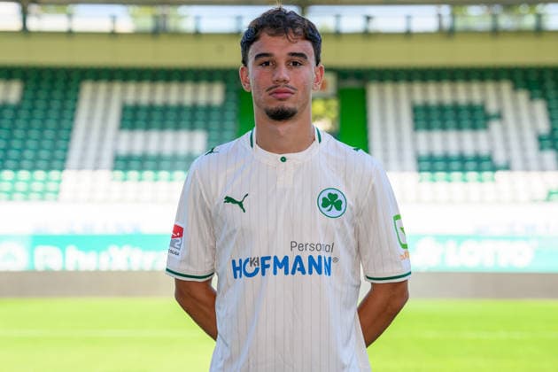 08.09.2026 - SpVgg Greuther Fürth ( Kleeblatt Spielvereinigung ) - 2. BL Fussball Bundesliga - Saison 2026 2027 - Fototermin Porträttermin Vorstellung Präsentation Pressetermin - - Einzelbild Einzelfoto Portrait Porträt Kopfbild - Olgherto Balliu (45, SpVgg Greuther Fürth ) *** September 8, 2026 SpVgg Greuther Fürth Kleeblatt Spielvereinigung 2nd Division Soccer Bundesliga 2026–2027 Season Photo Shoot Portrait Session Introduction Presentation Press Event Single Image Individual Photo Portrait Headshot Olgherto Balliu 45, SpVgg Greuther Fürth