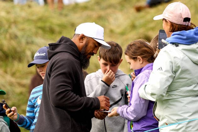 2026 Amgen Irish Open - Pro-Am, Trump International Golf Links, Doonbeg 9 9 2026 Connacht™s Bundee Aki signs autographs for fans Bundee Aki signs autographs for fans 9 9 2026  Copyright: xx BB2_0601