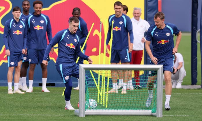 RB Leipzig - Training Champions League MD-1 Leipzig, 09.09.2026, Red Bull Akademie, Fussball, Champions League, Matchday-1, RB Leipzig , Abschlußtraining vor dem Auswärtsspiel in Como , Im Bild von links: Brajan Gruda, Lukas Klostermann. , Nur zur redaktionellen Nutzung. Only editorial use. ,