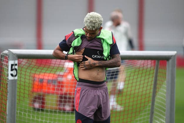 Fussball, Herren, Champions League, Saison 2026 2027, FC Bayern München, Abschlusstraining Luis Diaz (FC Bayern München) überprüft seinen Brustgurt, Bauch, freier Bauch