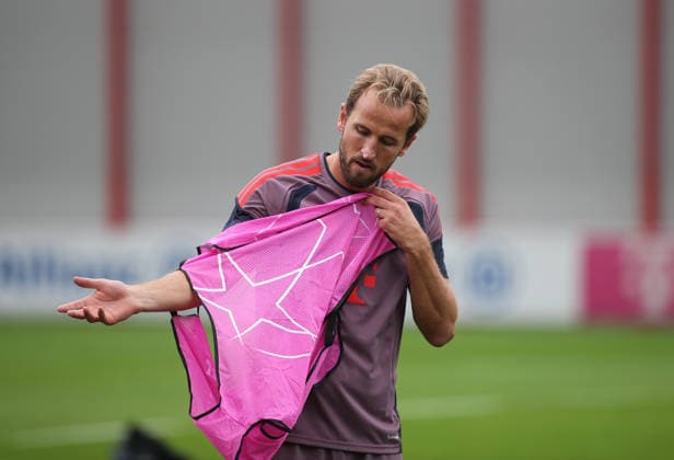 Fussball, Herren, Champions League, Saison 2026 2027, FC Bayern München, Abschlusstraining Harry Kane (FC Bayern München) zieht sich ein Leibchen an, anziehen, überziehen