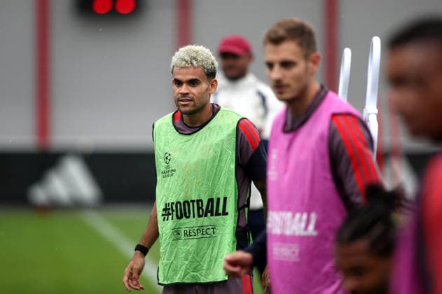 Fussball, Herren, Champions League, Saison 2026 2027, FC Bayern München, Abschlusstraining Luis Diaz (FC Bayern München) mit Leibchen, Kopf, Oberkörper
