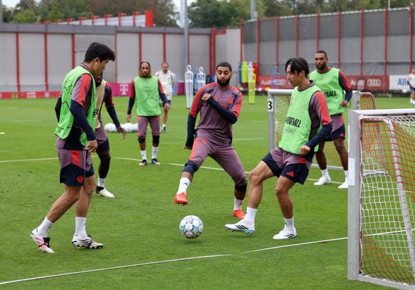 Fussball, Herren, Champions League, Saison 2026 2027, FC Bayern München, Abschlusstraining Min-jae Kim (FC Bayern München), Ismael Saibari (FC Bayern München) und Hiroki Ito (FC Bayern München) (v.l.n.r.) im Trainingsspiel, Ball