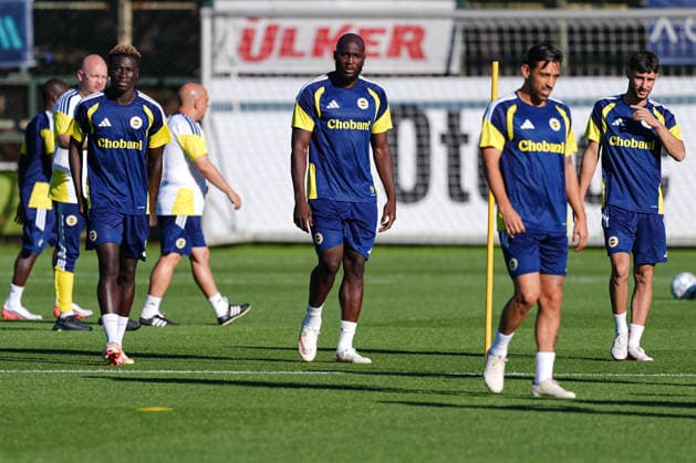 Ahead of the Fenerbahce v AS Roma ISTANBUL, TURKIYE - SEPTEMBER 09: Fenerbahce players Romelu Lukaku (2nd L) and Kojo Peprah Oppong (R) attend a training session under the guidance of head coach Ismail Kartal at Can Bartu Training Facilities ahead of their UEFA Champions League match against Italy s AS Roma in Istanbul, Turkiye, on September 09, 2026. The Istanbul side conducted their final tactical drills at the complex before hosting the Italian club in their group stage opener. Cemal Yurttas Anadolu Istanbul Turkey. Editorial use only. Please get in touch for any other usage.  Copyright: x2026xAnadoluxCemalxYurttasx