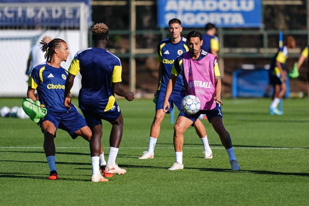 Ahead of the Fenerbahce v AS Roma ISTANBUL, TURKIYE - SEPTEMBER 09: Fenerbahce players Nathan Ake (L), Mert Muldur (2nd R) and Irfan Can Kahveci (R) attend a training session under the guidance of head coach Ismail Kartal at Can Bartu Training Facilities ahead of their UEFA Champions League match against Italy s AS Roma in Istanbul, Turkiye, on September 09, 2026. The Istanbul side conducted their final tactical drills at the complex before hosting the Italian club in their group stage opener. Cemal Yurttas Anadolu Istanbul Turkey. Editorial use only. Please get in touch for any other usage.  Copyright: x2026xAnadoluxCemalxYurttasx