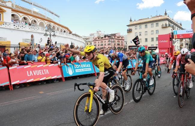 La 17ª etapa de La Vuelta sale este miércoles desde Dos Hermanas y concluye en el Paseo Colón de Sevilla Ciclistas de La Vuelta llegando a meta en la plaza de toros de Sevilla. A 09 de septiembre de 2026, Sevilla (Andalucía, Espana). Sevilla acoge este miércoles, 9 de septiembre, la 17ª etapa de La Vuelta Ciclista a Espana, cuya 81ª edición se celebra entre el 22 de agosto y el 13 de septiembre. La carrera regresa a la capital andaluza dos anos después de su última llegada, en 2024, partiendo de Dos Hermanas, y con un recorrido que atraviesa buena parte de la ciudad, con la meta instalada junto a la Plaza de Toros. 09 SEPTIEMBRE 2026 Rocí Sevilla Sevilla Espana Copyright: xRocioxRuzx 7761118