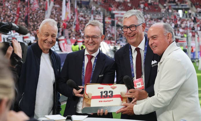 Stuttgart , Fußball UEFA Champions League VfB Stuttgart vs. Viking Stavanger , von links: Kaarl Allgöwer Alexander Wehrle Dietmar Allgaier Hansi Müller