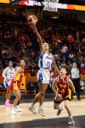 Trinity San Antonio (Puerto Rico, 23) beim Korbleger, Yuan Li (China, 04), GER, Puerto Rico vs. China, Basketball, FIBA Women s World Cup 2026, Qualifikation fuers Viertelfinale, 09.09.2026 GER, Puerto Rico vs. China, Basketball, FIBA Women s World Cup 2026, Qualifikation fuers Viertelfinale, 09.09.2026 Berlin Copyright: xEibner-Pressefoto MaxxVincenx EP_MVN