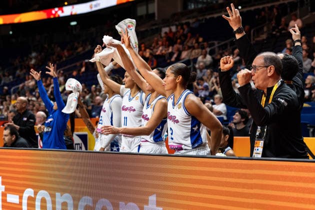 Puerto Rico Bank jubelt Jubel, Trinity San Antonio (Puerto Rico, 23), Sofia Roma (Puerto Rico, 11), Brianna Jones (Puerto Rico, 02), GER, Puerto Rico vs. China, Basketball, FIBA Women s World Cup 2026, Qualifikation fuers Viertelfinale, 09.09.2026 GER, Puerto Rico vs. China, Basketball, FIBA Women s World Cup 2026, Qualifikation fuers Viertelfinale, 09.09.2026 Berlin Copyright: xEibner-Pressefoto MaxxVincenx EP_MVN