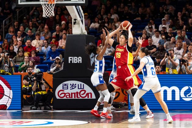 Ziyu Zhang (China, 19) am Ball gegen Jacqueline Benitez (Puerto Rico, 55) und Zaida Gonzalez (Puerto Rico, 06), GER, Puerto Rico vs. China, Basketball, FIBA Women s World Cup 2026, Qualifikation fuers Viertelfinale, 09.09.2026 GER, Puerto Rico vs. China, Basketball, FIBA Women s World Cup 2026, Qualifikation fuers Viertelfinale, 09.09.2026 Berlin Copyright: xEibner-Pressefoto MaxxVincenx EP_MVN