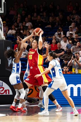 Ziyu Zhang (China, 19) am Ball gegen Jacqueline Benitez (Puerto Rico, 55) und Zaida Gonzalez (Puerto Rico, 06), GER, Puerto Rico vs. China, Basketball, FIBA Women s World Cup 2026, Qualifikation fuers Viertelfinale, 09.09.2026 GER, Puerto Rico vs. China, Basketball, FIBA Women s World Cup 2026, Qualifikation fuers Viertelfinale, 09.09.2026 Berlin Copyright: xEibner-Pressefoto MaxxVincenx EP_MVN