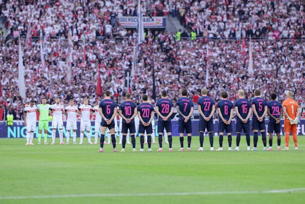 Stuttgart , Fußball UEFA Champions League VfB Stuttgart vs. Viking Stavanger , Schweigeminute vor dem Spiel