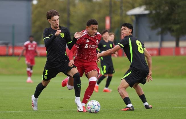 UEFA Youth League - Liverpool U18 v Atletico Madrid U18 LIVERPOOL, ENGLAND, SEPTEMBER 9: Josh Sonni-Lambie of Liverpool battles for the ball with Oscar Parejo & Ian Mencia of Atletico Madrid during The UEFA Youth League match between Liverpool U18 v Atletico Madrid U18 at Liverpool FC Academy Ground, Liverpool, England, on September 9. (Photo by Daniel Weir) Liverpool Liverpool Academy Ground England Copyright: xDanielxWeir SportsxPressxPhotox Sportspressphoto_SPR226794