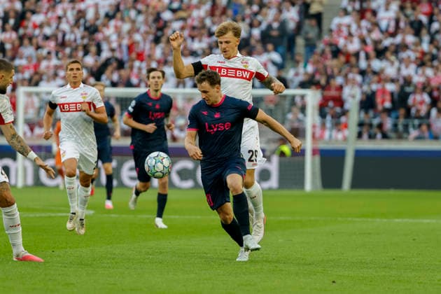 Peter Christiansen (Viking Stavanger, 20) und Finn Jeltsch (VfB Stuttgart, 29) im Laufduell , Deutschland, Fussball, UEFA Champions League, 1. Spieltag, 2026 2027, VfB Stuttgart vs. Viking Stavanger, 09.09.2026, Stuttgart Arena Stuttgart Deutschland Copyright: xGrantxHubbsx