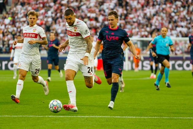 Jeff Chabot (VfB Stuttgart, 24) und Peter Christiansen (Viking Stavanger, 20) im Laufduell , Deutschland, Fussball, UEFA Champions League, 1. Spieltag, 2026 2027, VfB Stuttgart vs. Viking Stavanger, 09.09.2026, Stuttgart Arena Stuttgart Deutschland Copyright: xGrantxHubbsx