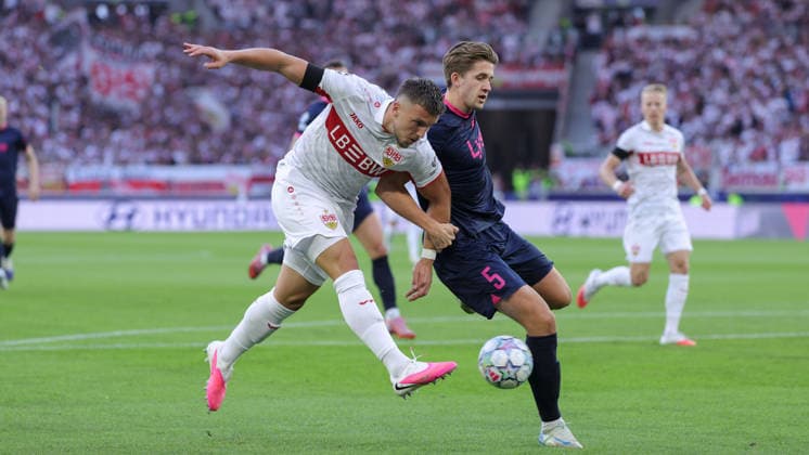 Stuttgart , Fußball UEFA Champions League VfB Stuttgart vs. Viking Stavanger , Ermedin Demirovic (VfB) Henrik Heggheim (Stavanger)