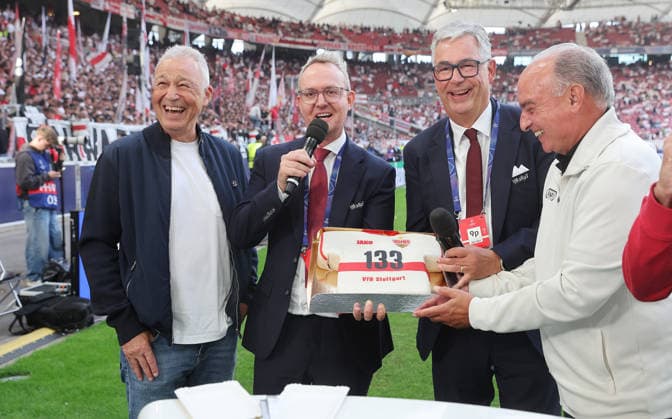 Stuttgart , Fußball UEFA Champions League VfB Stuttgart vs. Viking Stavanger , von links: Karl Allgöwer Alexander Wehrle Dietmar Allgaier Hansi Müller