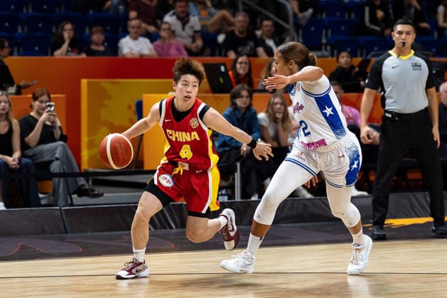 Yuan Li (China, 04) im Dribbling, Arella Guirantes (Puerto Rico, 22), GER, Puerto Rico vs. China, Basketball, FIBA Women s World Cup 2026, Qualifikation fuers Viertelfinale, 09.09.2026 GER, Puerto Rico vs. China, Basketball, FIBA Women s World Cup 2026, Qualifikation fuers Viertelfinale, 09.09.2026 Berlin Copyright: xEibner-Pressefoto MaxxVincenx EP_MVN