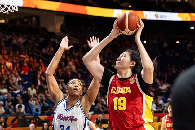 Ziyu Zhang (China, 19) beim Korbleger, Imani McGee-Stafford (Puerto Rico, 34), GER, Puerto Rico vs. China, Basketball, FIBA Women s World Cup 2026, Qualifikation fuers Viertelfinale, 09.09.2026 GER, Puerto Rico vs. China, Basketball, FIBA Women s World Cup 2026, Qualifikation fuers Viertelfinale, 09.09.2026 Berlin Copyright: xEibner-Pressefoto MaxxVincenx EP_MVN