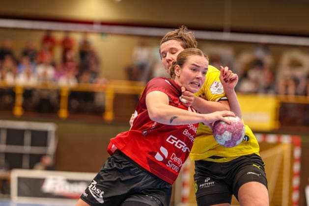GER, Bensheim, HSG Bensheim Auerbach Flames vs Borussia Dortmund, Alsco Handball Bundesliga Frauen, Handball, DHB, Spielzeit 2026 2027, Weststadthalle Bensheim, 3. Spieltag im Bild v.l.: Ida Hoberg Rasmussen (Bensheim Flames Frauen 10), Alina Grijseels (BVB Borussia Dortmund Frauen 4), harter Zweikampf, Ziehen, halten DFB DFL REGULATIONS PROHIBIT ANY USE OF PHOTOGRAPHS AS IMAGE SEQUENCES AND OR QUASI-VIDEO, 09.09.2026 Copyright: HMBxMedia HendrikxHamelau