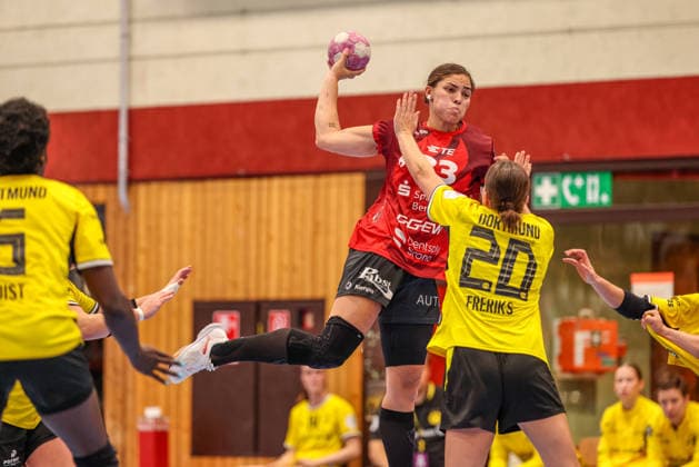 GER, Bensheim, HSG Bensheim Auerbach Flames vs Borussia Dortmund, Alsco Handball Bundesliga Frauen, Handball, DHB, Spielzeit 2026 2027, Weststadthalle Bensheim, 3. Spieltag im Bild v.l.: Lucie Marie Kretzschmar (Bensheim Flames Frauen 33), Merel Freriks (BVB Borussia Dortmund Frauen 20) DFB DFL REGULATIONS PROHIBIT ANY USE OF PHOTOGRAPHS AS IMAGE SEQUENCES AND OR QUASI-VIDEO, 09.09.2026 Copyright: HMBxMedia HendrikxHamelau