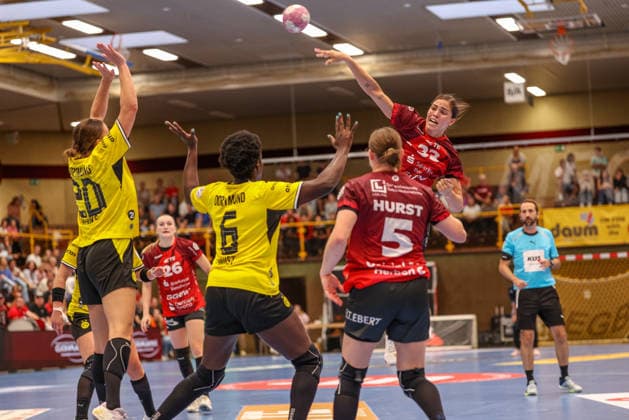 GER, Bensheim, HSG Bensheim Auerbach Flames vs Borussia Dortmund, Alsco Handball Bundesliga Frauen, Handball, DHB, Spielzeit 2026 2027, Weststadthalle Bensheim, 3. Spieltag im Bild v.l.: Laetitia Quist (BVB Borussia Dortmund Frauen 6), Lucie Marie Kretzschmar (Bensheim Flames Frauen 33) DFB DFL REGULATIONS PROHIBIT ANY USE OF PHOTOGRAPHS AS IMAGE SEQUENCES AND OR QUASI-VIDEO, 09.09.2026 Copyright: HMBxMedia HendrikxHamelau