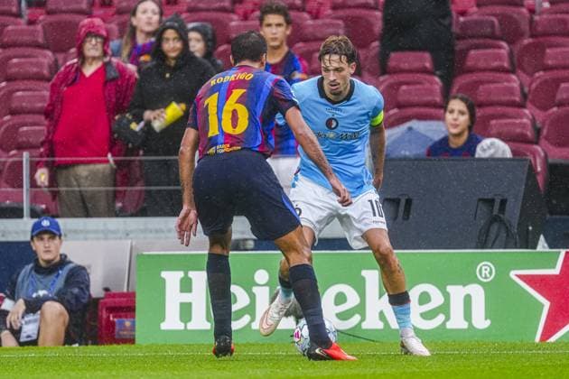 BARCELONA - Luciano Valente of Feyenoord battles for possession with Rodri of FC Barcelona, Barca during the UEFA Champions League match between FC Barcelona and Feyenoord at the Spotify Camp Nou on 09 September 2026 in Barcelona, Spain. GEERT VAN ERVEN ANP UEFA Champions League 2026 27 xVIxANPxSportx xMarcelxterxBalsxIVx 567769779 originalFilename: 567769779.jpg