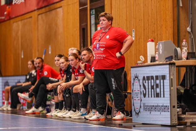 GER, Bensheim, HSG Bensheim Auerbach Flames vs Borussia Dortmund, Alsco Handball Bundesliga Frauen, Handball, DHB, Spielzeit 2026 2027, Weststadthalle Bensheim, 3. Spieltag im Bild: Ilka Flickinger (Trainerin Bensheim Flames) DFB DFL REGULATIONS PROHIBIT ANY USE OF PHOTOGRAPHS AS IMAGE SEQUENCES AND OR QUASI-VIDEO, 09.09.2026 Copyright: HMBxMedia HendrikxHamelau