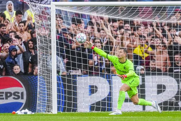 BARCELONA - Feyenoord goalkeeper Tjark Ernst throws the ball during the UEFA Champions League match between FC Barcelona, Barca and Feyenoord at the Spotify Camp Nou on September 9, 2026, in Barcelona, Spain. GEERT VAN ERVEN ANP UEFA Champions League 2026 27 xVIxANPxSportx xMarcelxterxBalsxIVx 567769808 originalFilename: 567769808.jpg