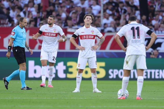 Stuttgart , Fußball UEFA Champions League VfB Stuttgart vs. Viking Stavanger , Jeff Chabot (VfB) Angelo Stiller (VfB), Enttäuschung nach den Tor zum 1:1
