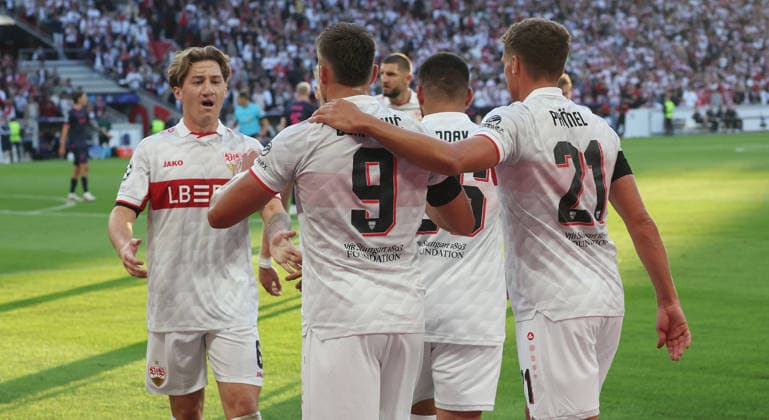 Stuttgart , Fußball UEFA Champions League VfB Stuttgart vs. Viking Stavanger , Jubel VfB , von links: Angelo Stiller Ermedin Demirovic Grischa Prömel ( VfB )
