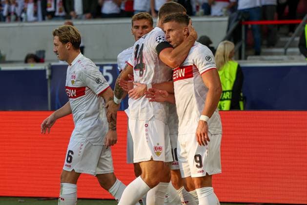 Jeff Chabot 24 (VfB Stuttgart) gratuliert Ermedin Demirovic 9 (VfB Stuttgart) zum Tor zum 1:0, VfB Stuttgart vs. Viking Stavanger, Fussball, Maenner, UEFA Champions League, Saison 2026 2027, 1. Spieltag, 09.09.2026 Stuttgart Baden-Wuerttemberg Deutschland