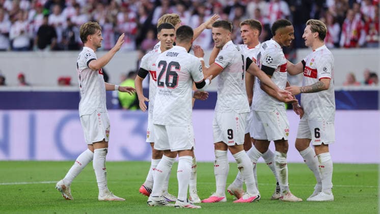 Stuttgart , Fußball UEFA Champions League VfB Stuttgart vs. Viking Stavanger , die Spieler bejubeln das Tor zum 3:1 durch Ermedin Demirovic (VfB)